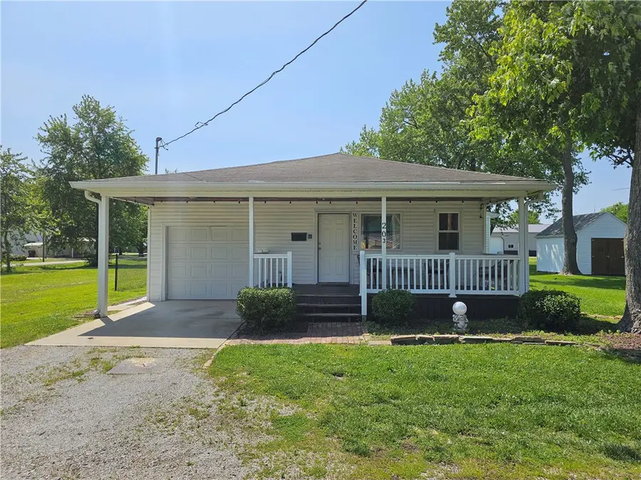 203 NW 4th Street, Casey, IL 62420 - #2