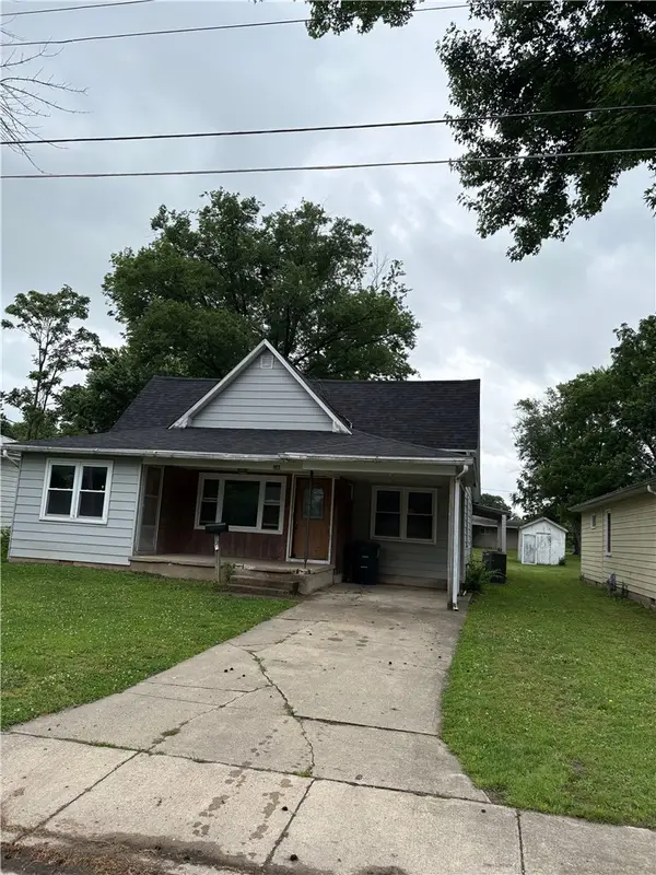 1012 N Walnut Street, St Elmo, IL 62458