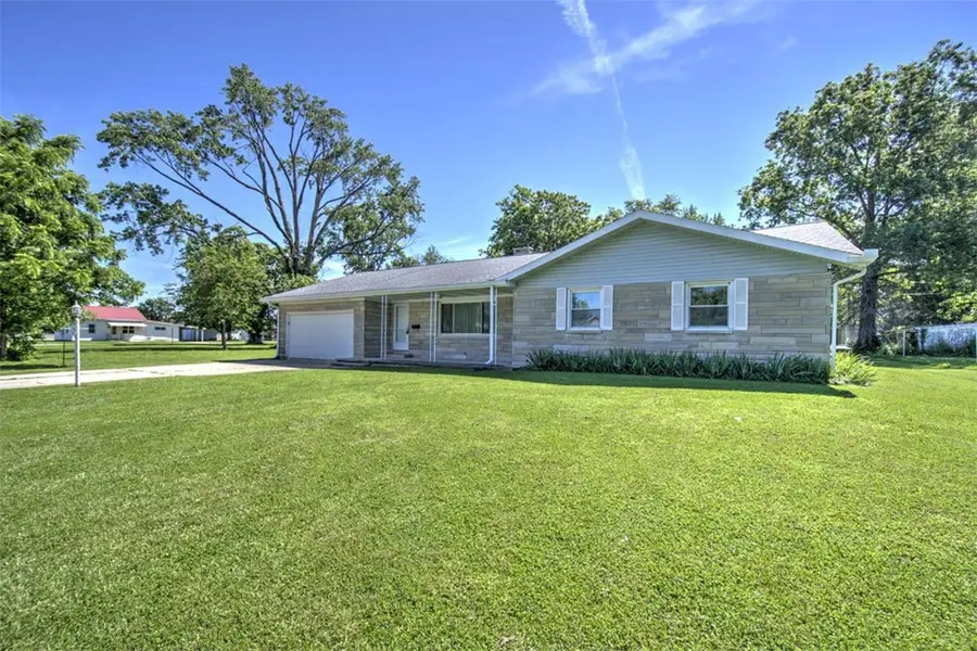 410 Elm Street, Saint Elmo, IL 62458 - #3