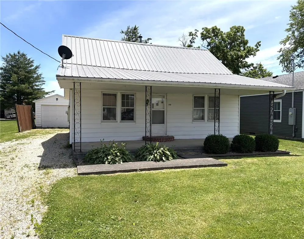 315 W Kagay Avenue, Effingham, IL 62401 - #1