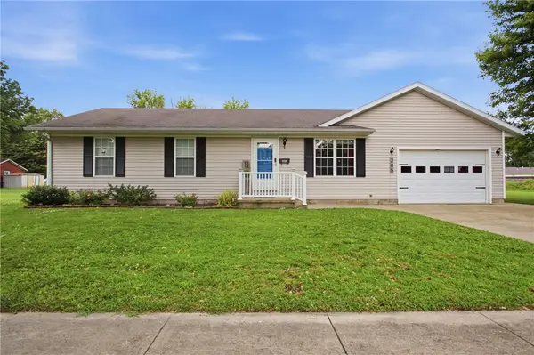 205 N Saint Clair Street, Altamont, IL 62411