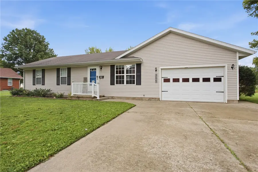205 N Saint Clair Street, Altamont, IL 62411 - #2