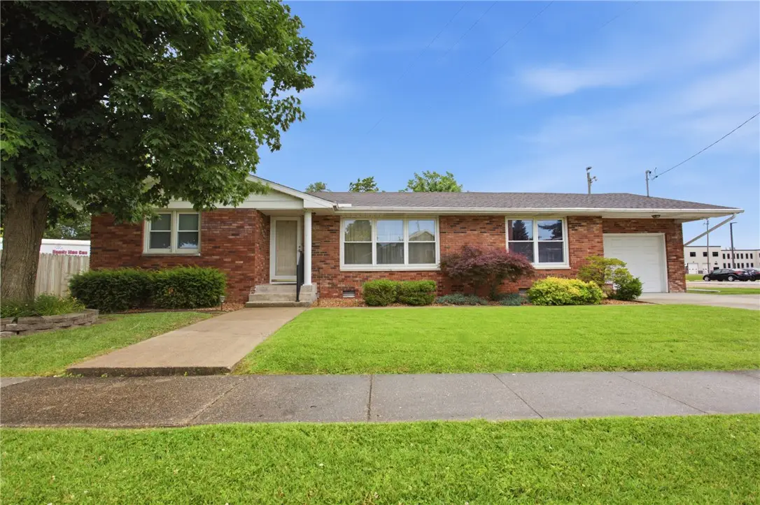 909 W Richland Avenue, Effingham, IL 62401 - #1