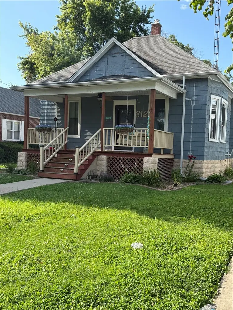 312 E Pleasant Street, Taylorville, IL 62568 - #2