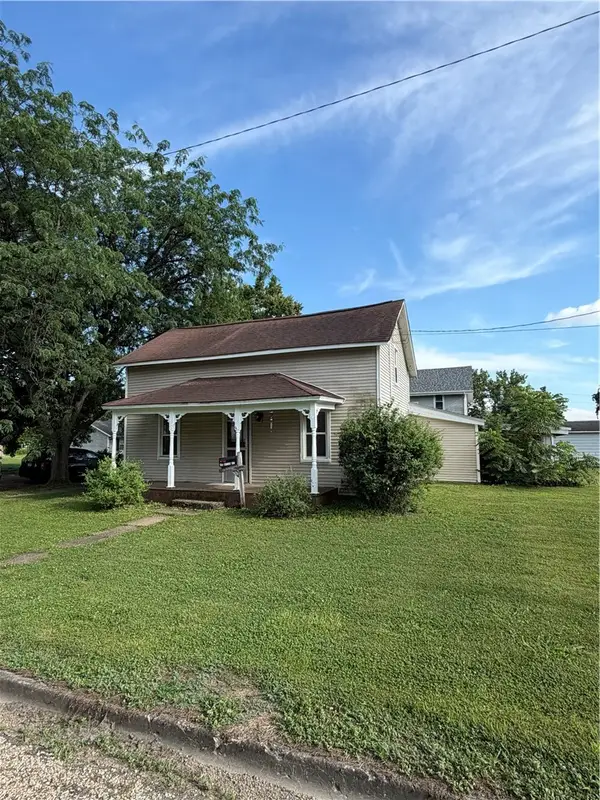 8 E Madison Avenue, Altamont, IL 62411