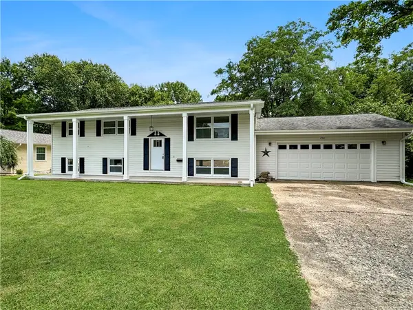 2301 Cortland Drive, Charleston, IL 61920