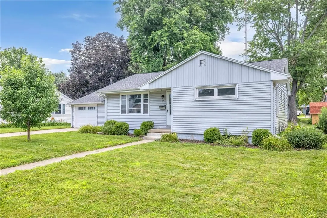 17 Parkway Drive, Sullivan, IL 61951 - #1