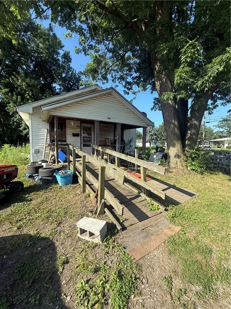718 Springfield Avenue, Paris, IL 61944 - #1