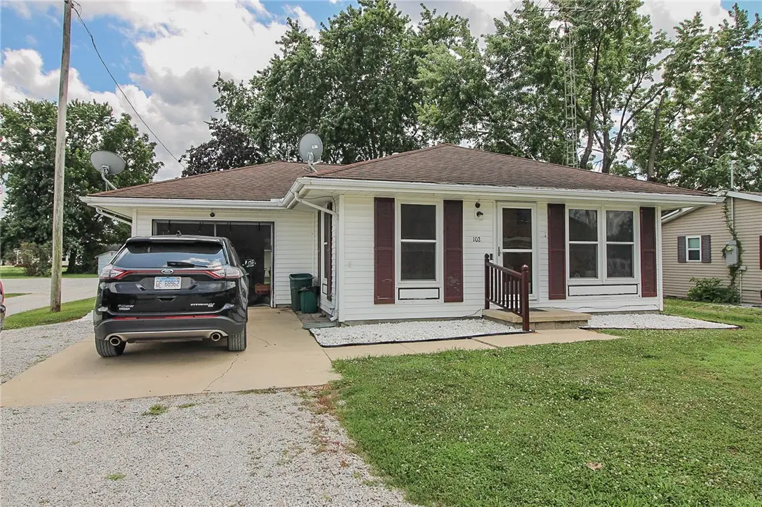 102 W Adams Street, Toledo, IL 62468 - #1