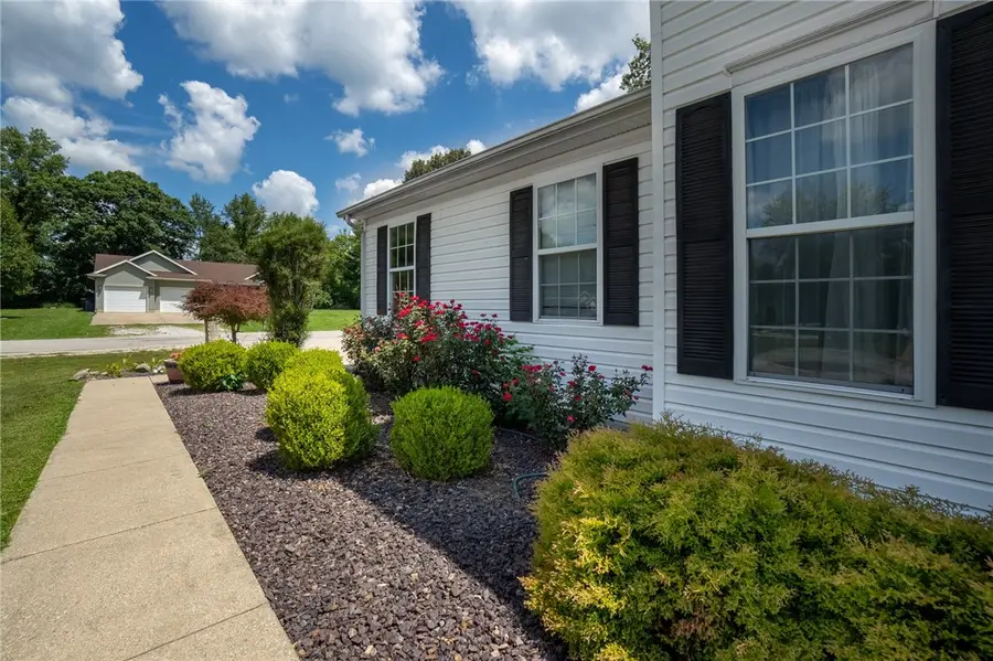 9735 E Bloomfield Hills Drive, Effingham, IL 62401 - #3