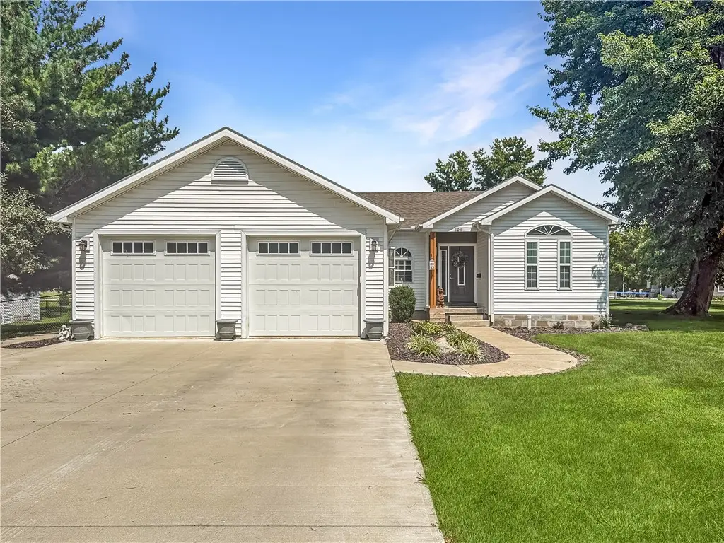 104 NE 9th Street, Casey, IL 62420 - #1