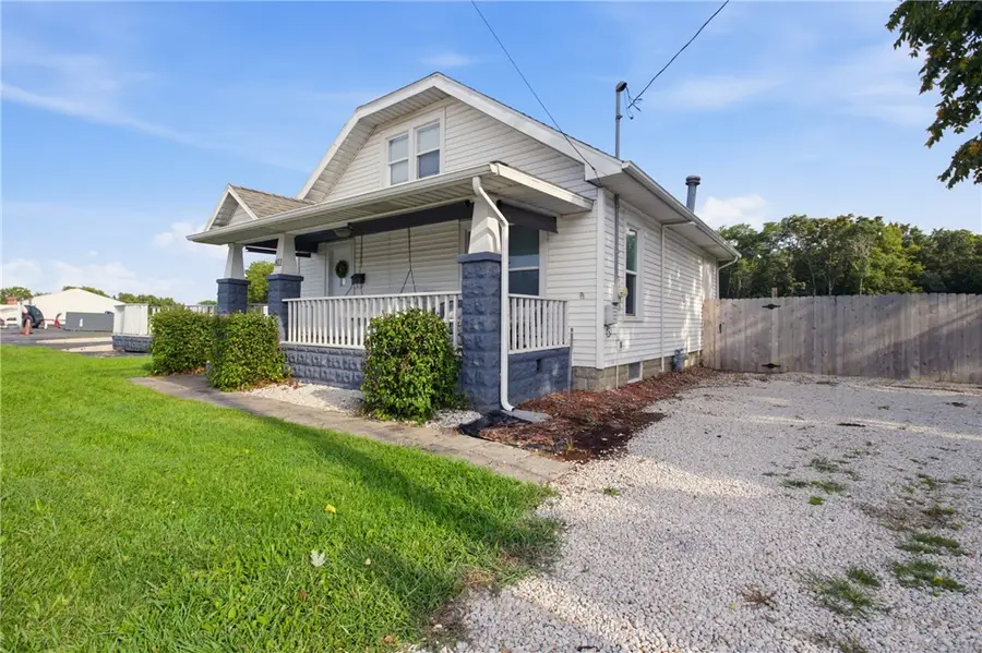 811 E Fayette Avenue, Effingham, IL 62401 - #2