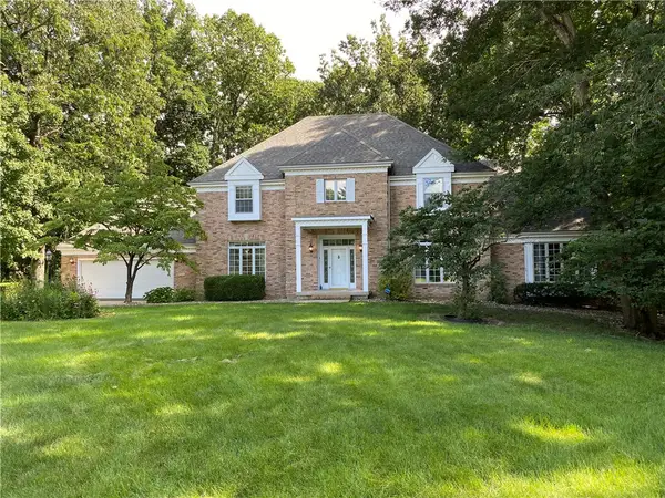 1008 Williamsburg Drive, Charleston, IL 61920