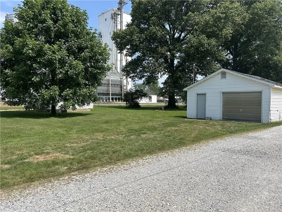 300 Liberty Avenue, Newton, IL 62448 - #3