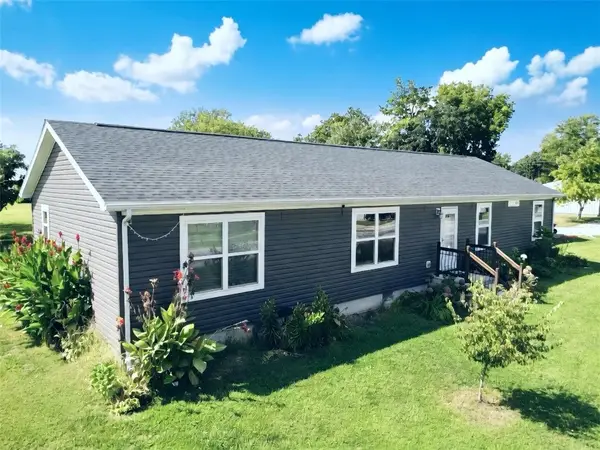 831 N Adams Street, Mason, IL 62443