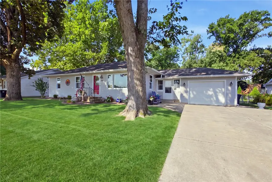 805 N Ealy Street, Effingham, IL 62401 - #3