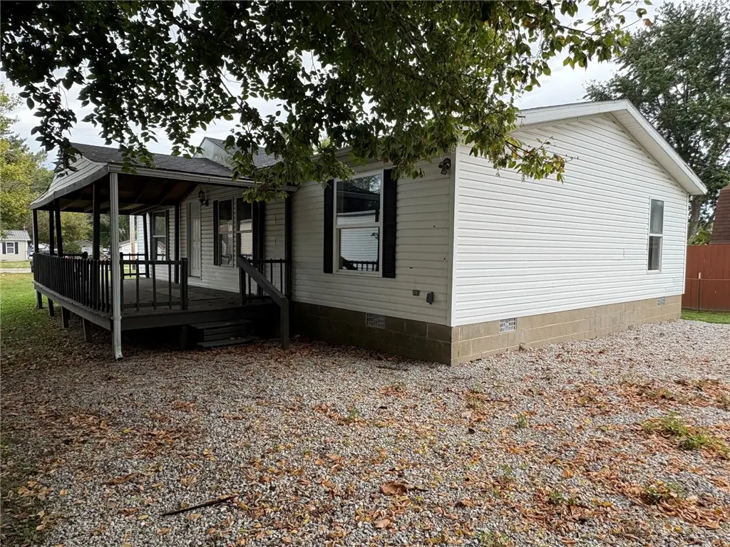 307 W 7th Street, Saint Elmo, IL 62458 - #1