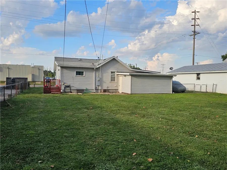1007 W Edgar Avenue, Effingham, IL 62401 - #2