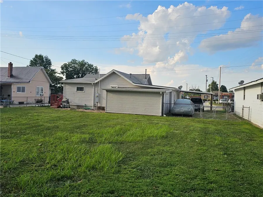 1007 W Edgar Avenue, Effingham, IL 62401 - #3