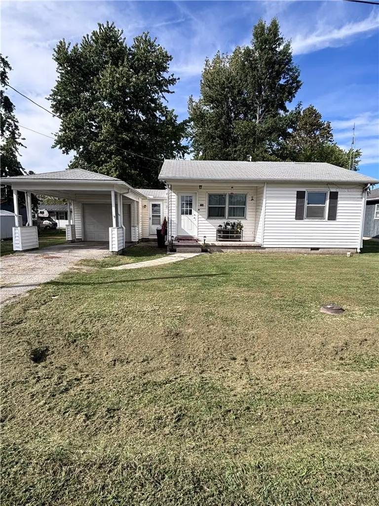704 E Pleasant Street, Greenup, IL 62428 - #1