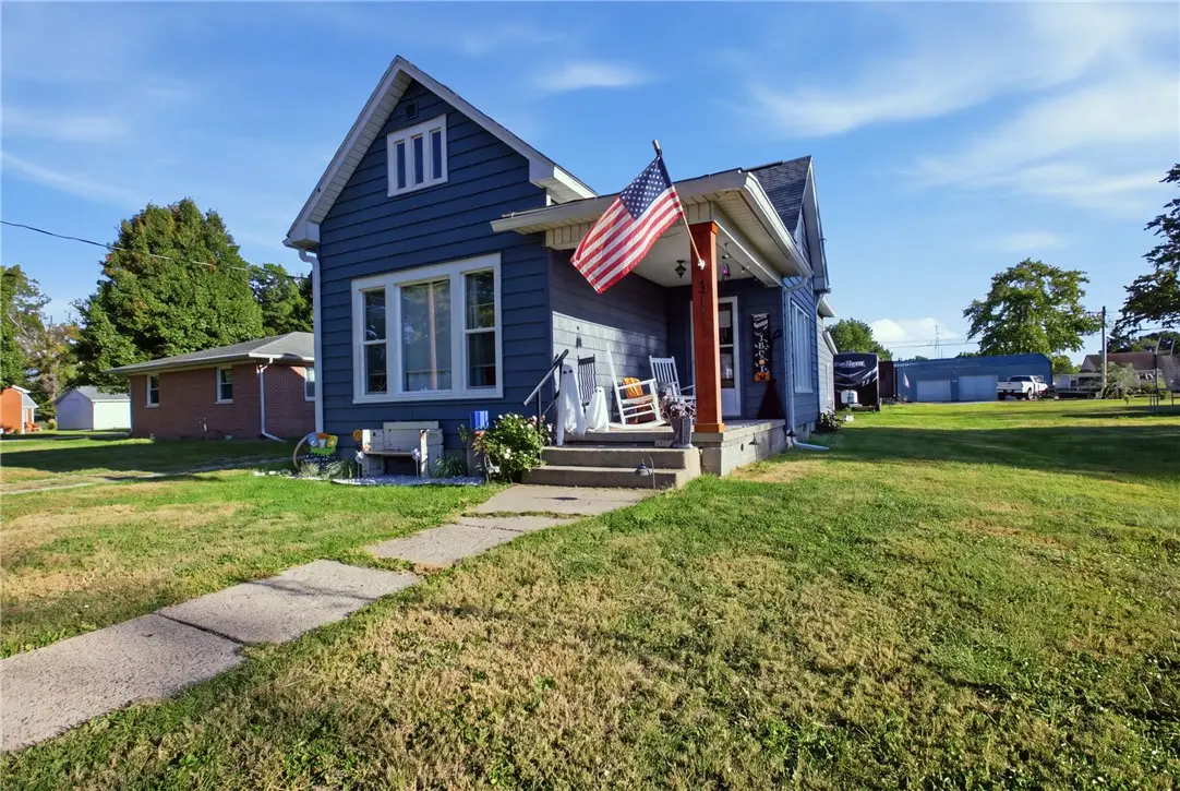 311 E Cincinnati Street, Greenup, IL 62428 - #1