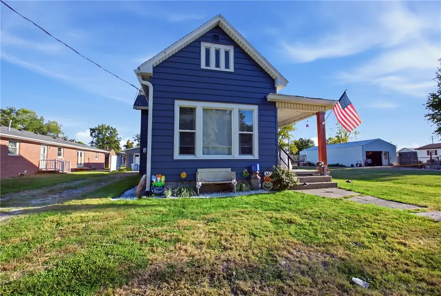 311 E Cincinnati Street, Greenup, IL 62428 - #2