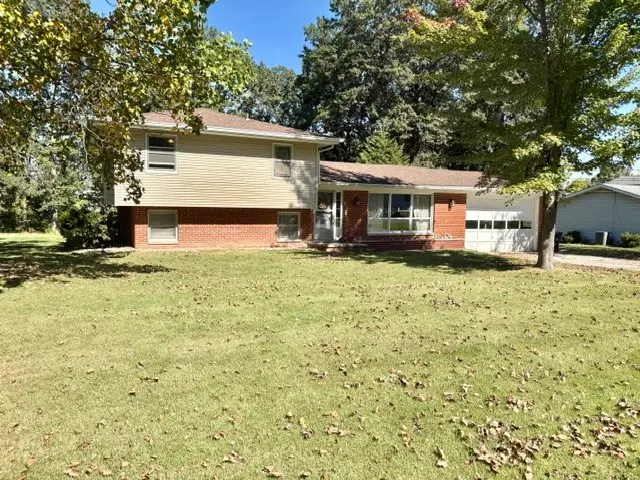 104 W Hawthorne Drive, Effingham, IL 62401 - #1