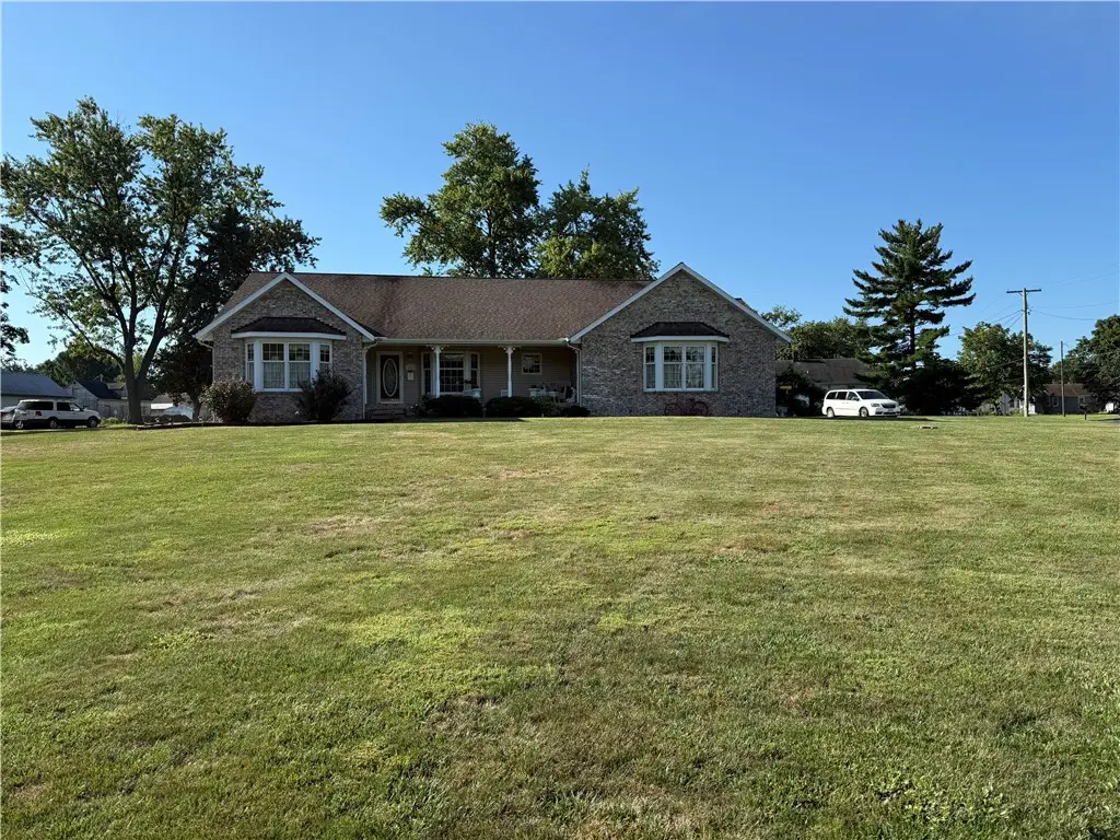 608 W Reynolds Street, Newton, IL 62448 - #1