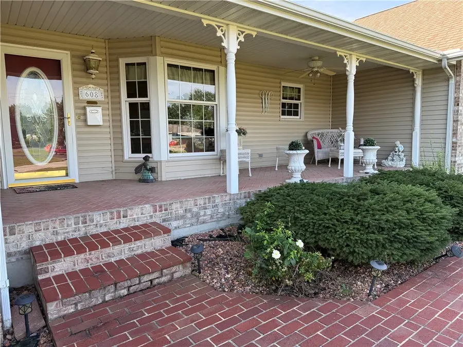 608 W Reynolds Street, Newton, IL 62448 - #3