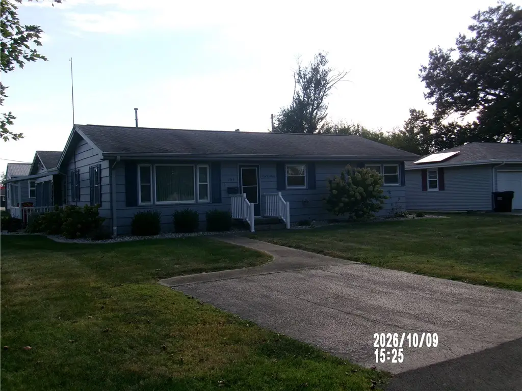 206 W Pierce Avenue, Charleston, IL 61920 - #1