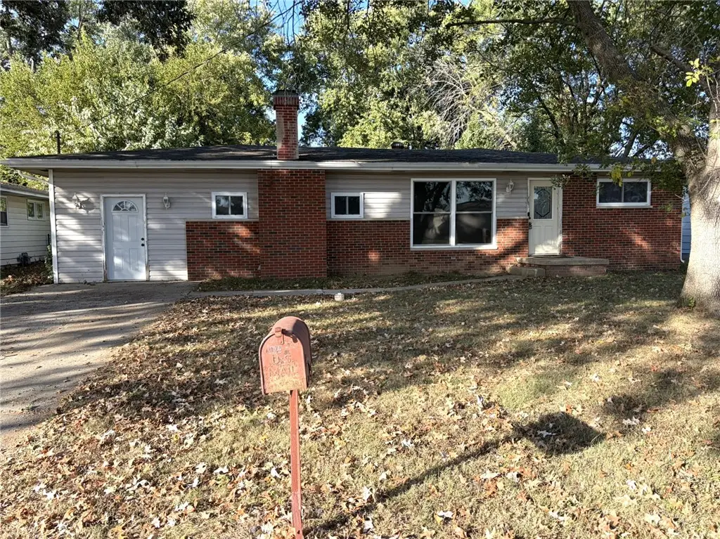 904 W Holiday Drive, Effingham, IL 62401 - #1