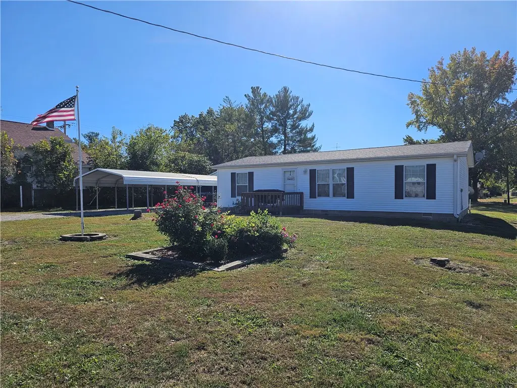 104 E Adams Street, Toledo, IL 62468 - #1