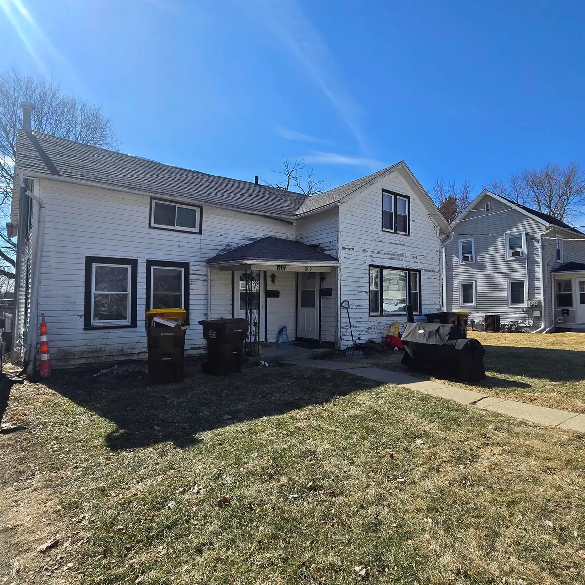 807-809 W Pleasant Street, Freeport, IL 61032 - #1