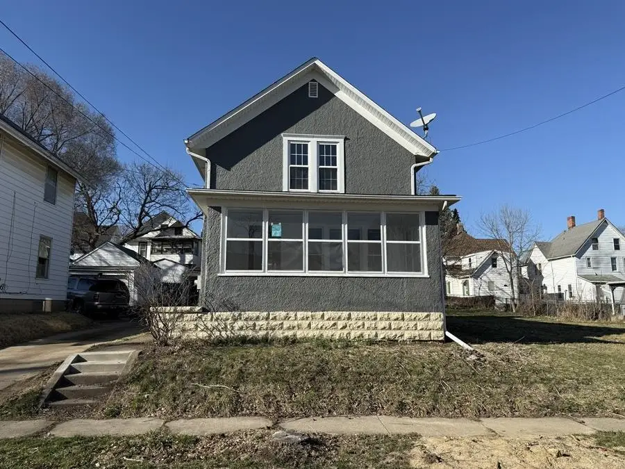 816 W Pleasant Street, Freeport, IL 61032 - #2