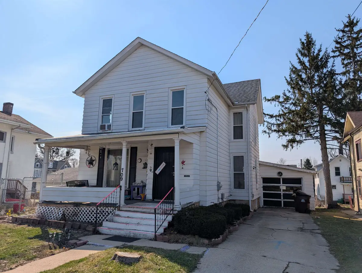 709 W Lincoln Boulevard, Freeport, IL 61032 - #1