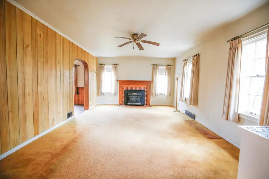 422 N Hennepin Avenue, Dixon, IL 61021 - #3