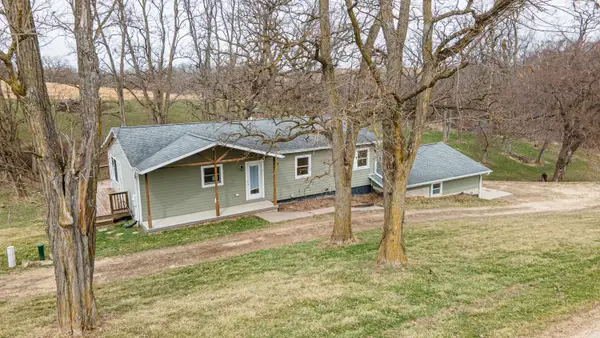 13800 W Valley Road, EAST DUBUQUE, IL 61025