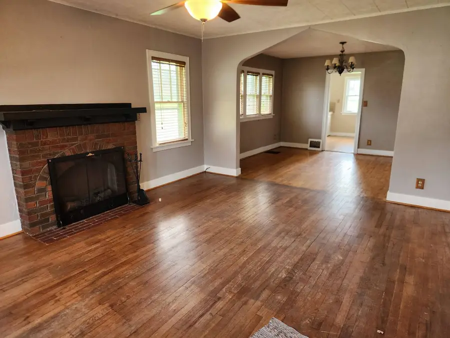515 W DEWEY Street, Freeport, IL 61032 - #3