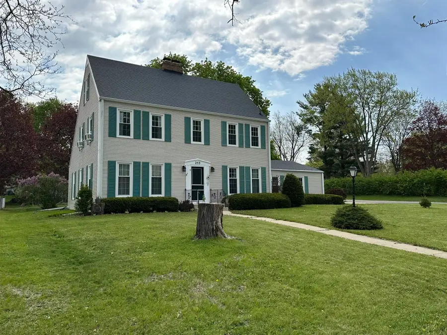 253 Park Crest Dr, Freeport, IL 61032 - #3