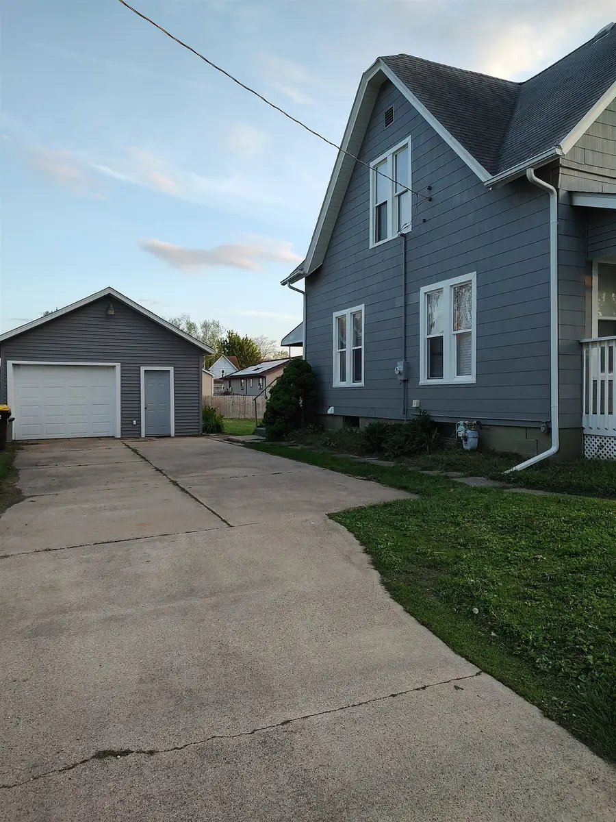 715 E 3rd Street, Belvidere, IL 61008 - #2