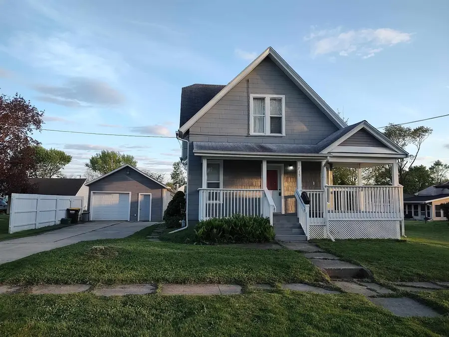 715 E 3rd Street, Belvidere, IL 61008 - #3