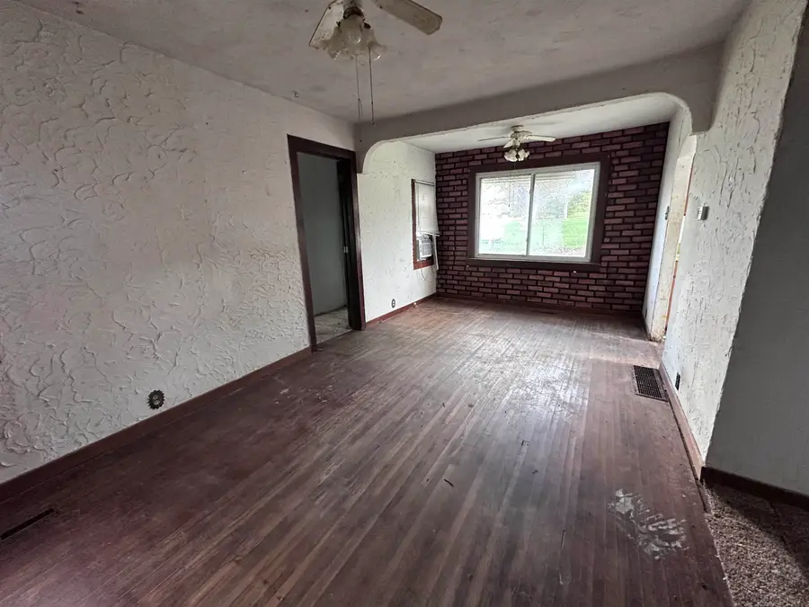 2855 W Florence Rd, Freeport, IL 61032 - #3
