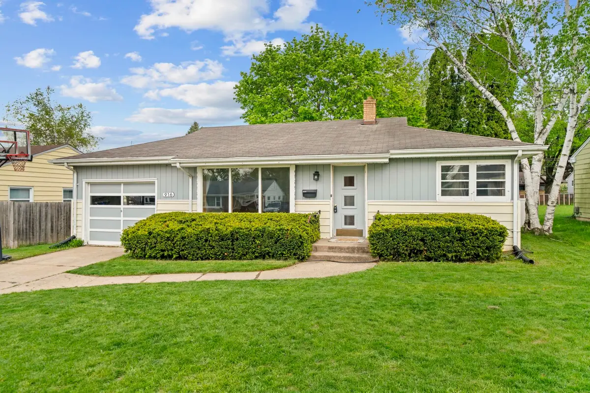 916 Hawthorne Avenue, Rockford, IL 61108 - #1