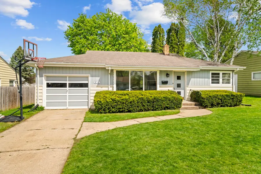 916 Hawthorne Avenue, Rockford, IL 61108 - #2