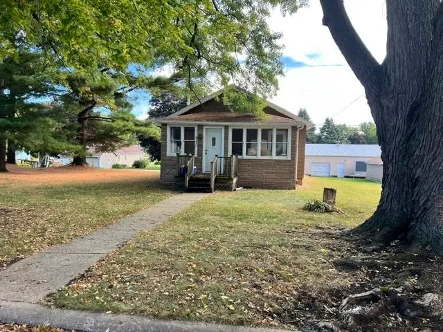 913 S 15th Street, Freeport, IL 61032 - #1