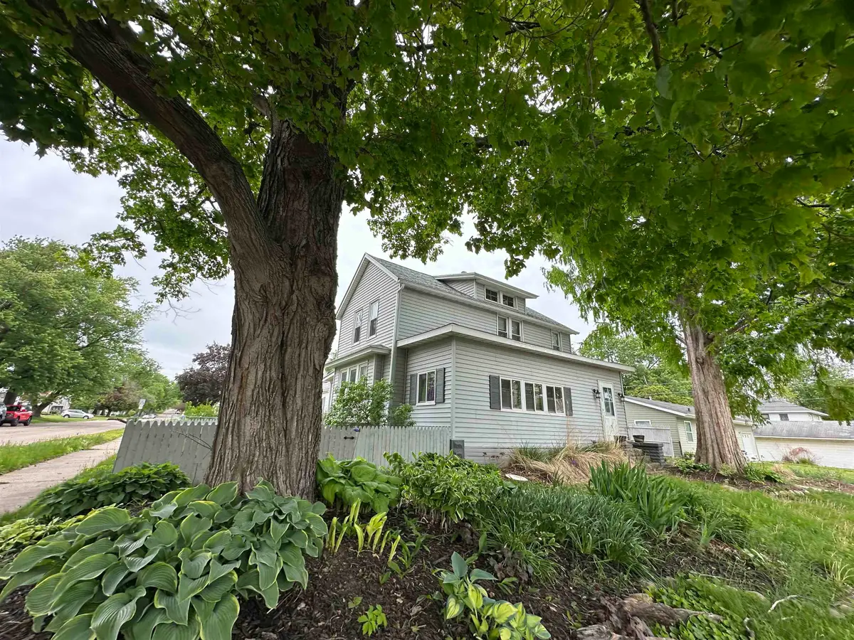2905 Pershing Boulevard, Clinton, IA 52732 - #1