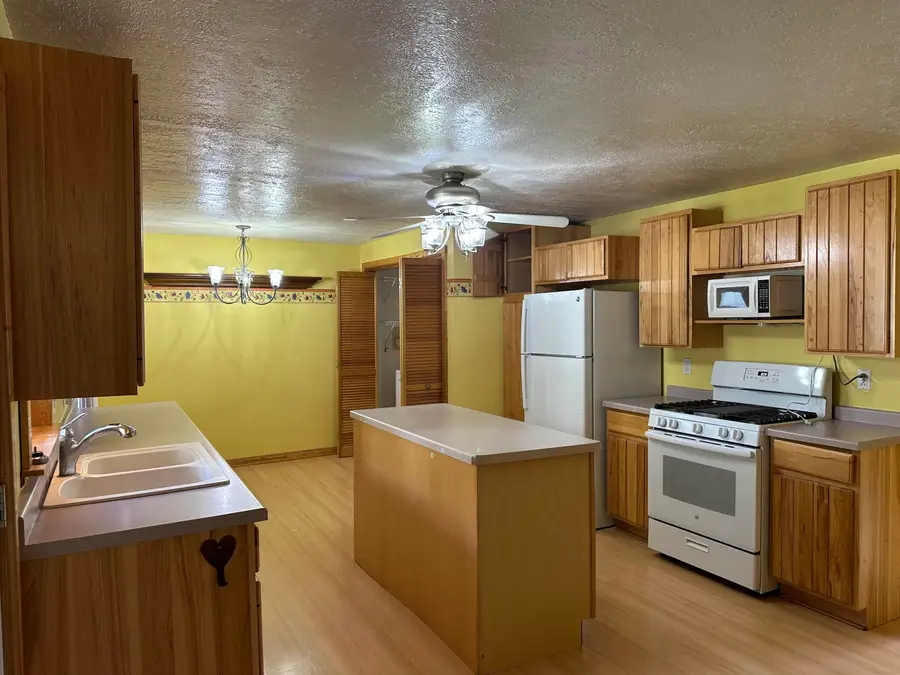 2905 Pershing Boulevard, Clinton, IA 52732 - #2