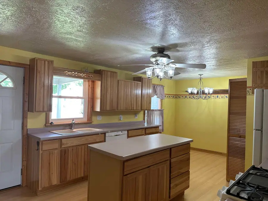 2905 Pershing Boulevard, Clinton, IA 52732 - #3