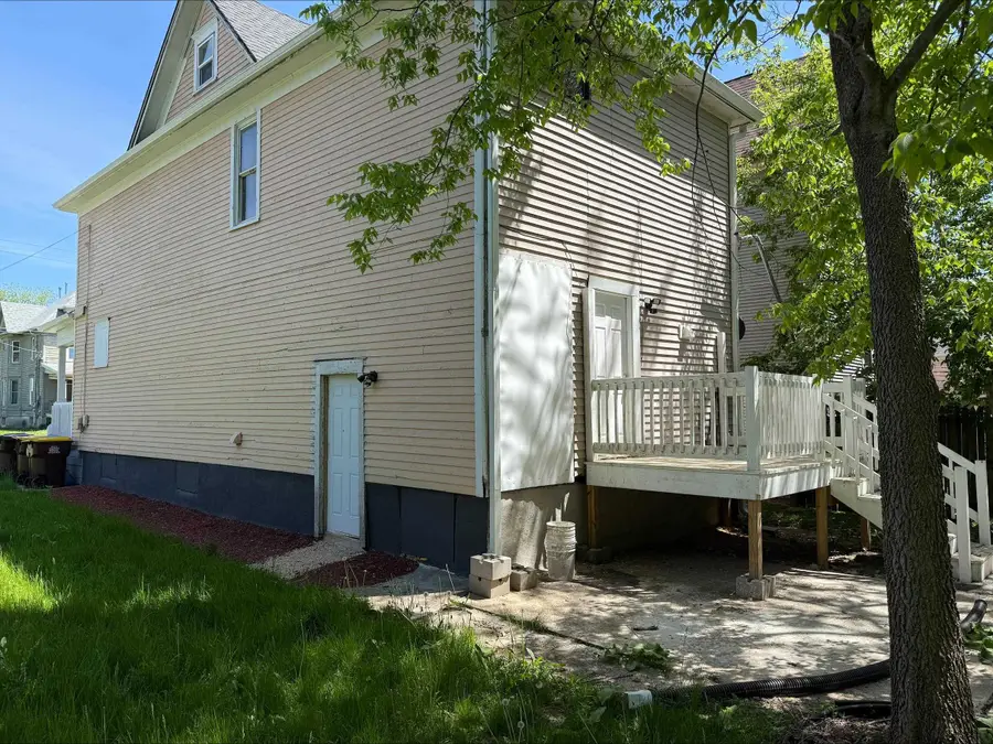 704 S Carroll Avenue, Freeport, IL 61032 - #3