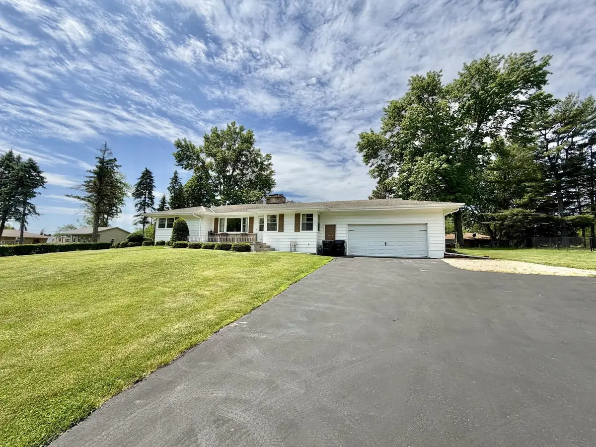 1135 Oakhill Drive, Freeport, IL 61032 - #1
